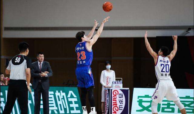 15, 蓝鹰中场核心伤退恐缺阵数周  